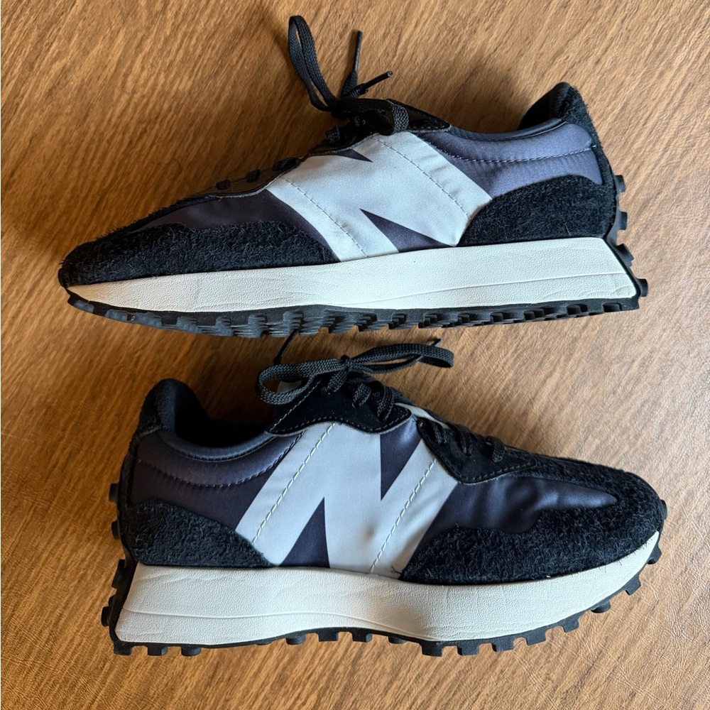 New Balance 327 Black Suede/Satin Women’s 7.5 Sneaker - Picture 3 of 8